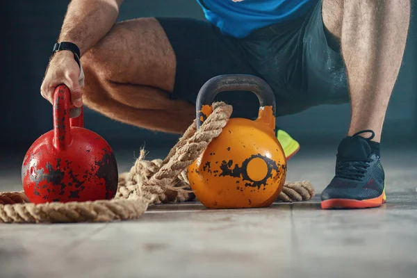 Ung Stark Man Träningen Med Kettlebell — Stockfoto