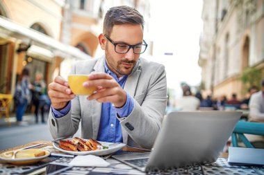 Kahvaltı ve onun işi Cafe iş adamı.