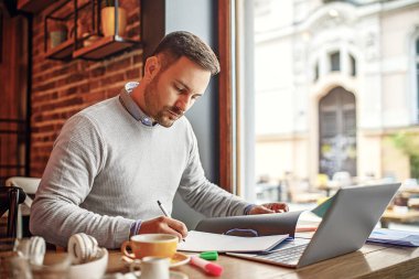 Kahvaltı ve onun işi Cafe iş adamı.
