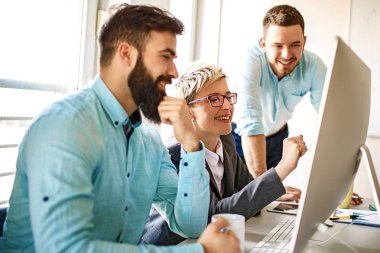 Yaratıcı iş takım projesi üzerinde çalışır. Yaratıcı yönetmen işçilere grafik gösterilen.