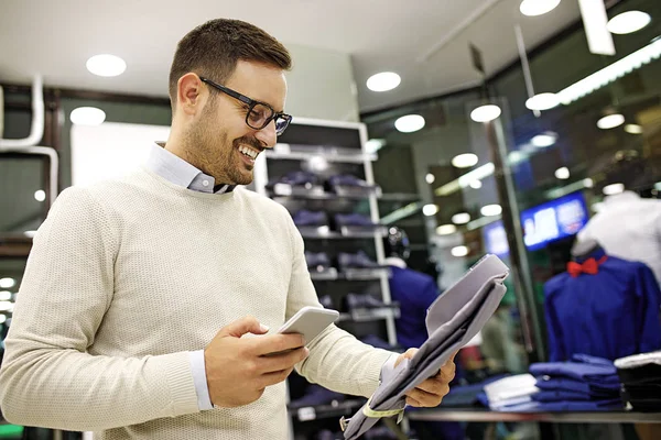 Retrato Jovem Bonito Comprando Roupas Loja — Fotografia de Stock