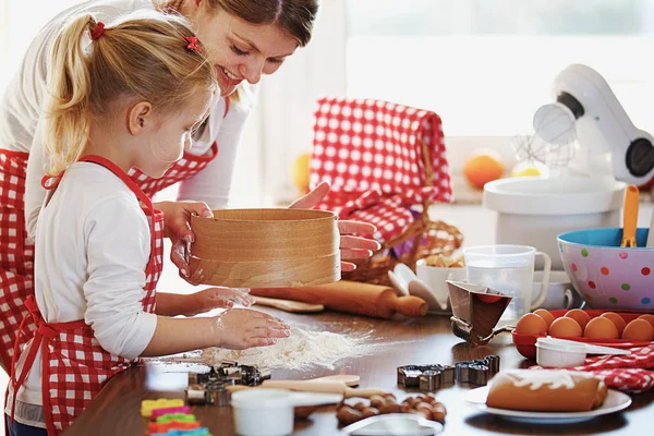 Jonge Moeder Haar Mooie Dochter Maken Van Deeg Voor Koekjes — Stockfoto