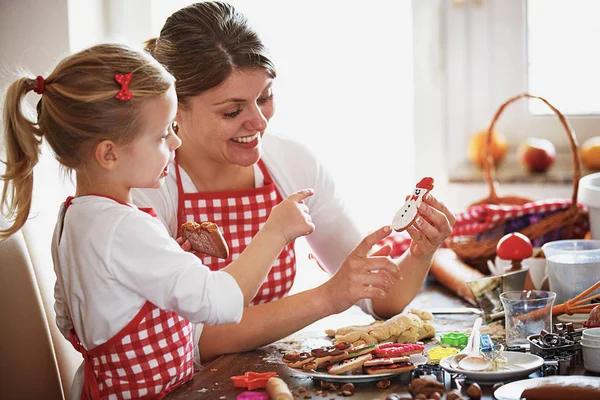 Young Mother Her Beautiful Daughter Making Dough Biscuits Lifestyle Photo — Stock Photo, Image