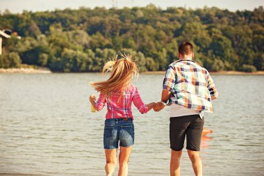 Mutlu çift güneşli gün Tuna Nehri üzerinde zevk.