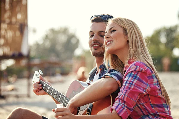 Pareja Feliz Disfrutando Día Soleado Río Danubio — Foto de Stock