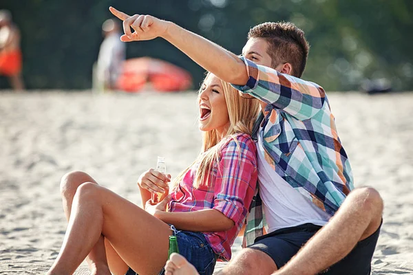 Gelukkige Paar Genieten Van Zonnige Dag Rivier Donau — Stockfoto