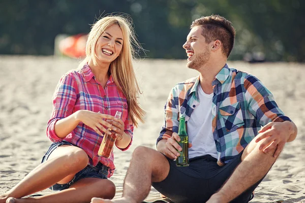 快乐的情侣在多瑙河上享受阳光明媚的一天 — 图库照片