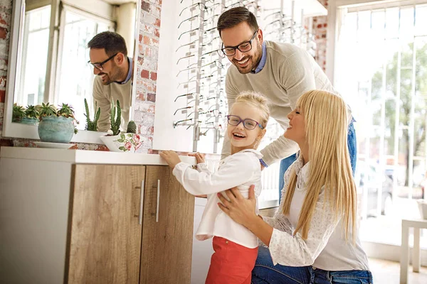Lycklig Familj Välja Glasögon Optik Lagra — Stockfoto