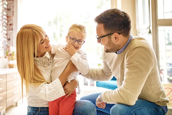 Glückliche Familie Wählt Brille Optikgeschäft — Stockfoto