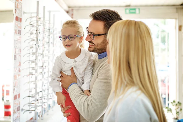 Família Feliz Escolhendo Óculos Loja Óptica — Fotografia de Stock