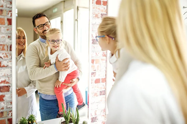 Happy Family Choosing Glasses Optics Store — Stock Photo, Image