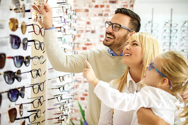 Familia Feliz Eligiendo Gafas Tienda Óptica —  Fotos de Stock