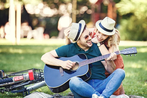 Para Kochanków Romantycznych Siedzi Parku Gra Gitarze — Zdjęcie stockowe