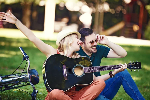 Casal Amantes Românticos Sentados Parque Tocando Guitarra — Fotografia de Stock