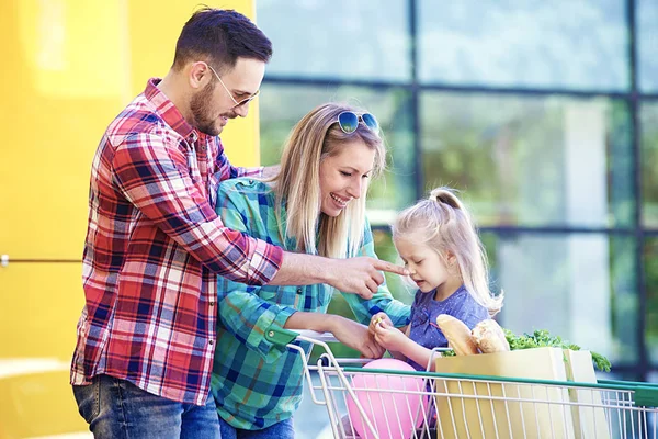 Jóvenes Padres Sonrientes Linda Hija Con Carrito Compras Lleno Comida — Foto de Stock