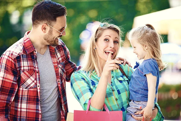 Lycklig Familj Gående Längs Gatan Med Kassar Och Påsar — Stockfoto