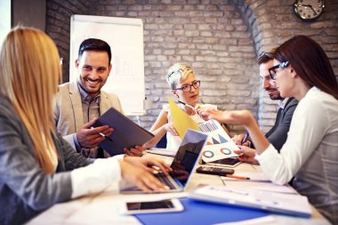 Yaratıcı iş takım projesi üzerinde çalışır. Yaratıcı yönetmen işçilere grafik gösterilen.