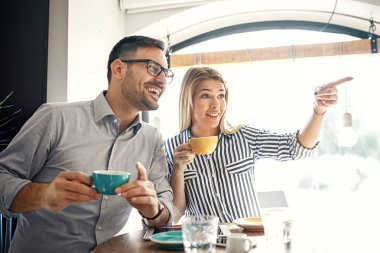 Birbirleri ile kahve dükkanında vakit zevk aşık genç Çift.