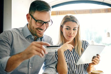 Birbirleri ile kahve dükkanında vakit zevk aşık genç Çift.