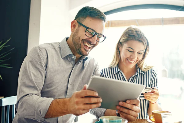 Birbirleri ile kahve dükkanında vakit zevk aşık genç Çift.