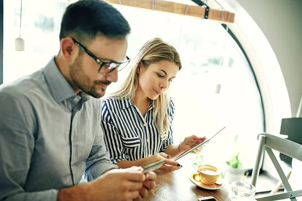 Birbirleri ile kahve dükkanında vakit zevk aşık genç Çift.
