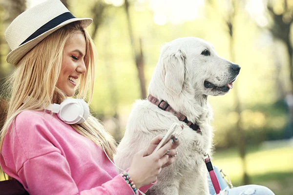 Jovem Loira Está Relaxando Parque Com Seu Retriever — Fotografia de Stock