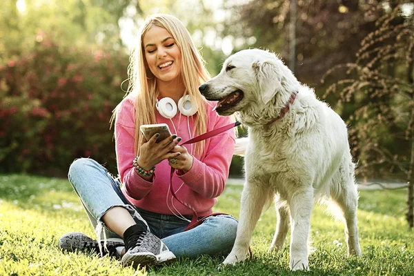 Sarışın genç kadın parkta onu geri almak ile rahatlatıcı.