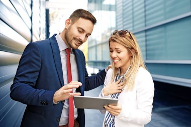 Genç iş adamları şirket bina ve yeni proje hakkında tartışmaya önünde rahatlatıcı.