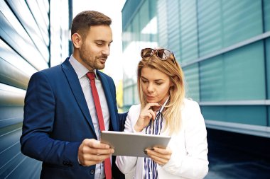 Genç iş adamları şirket bina ve yeni proje hakkında tartışmaya önünde rahatlatıcı.