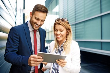 Genç iş adamları şirket bina ve yeni proje hakkında tartışmaya önünde rahatlatıcı.