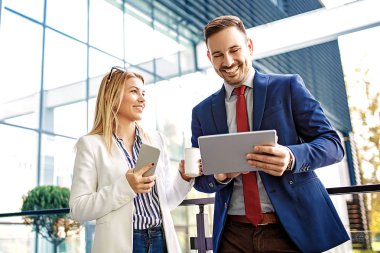 Genç iş adamları şirket bina ve yeni proje hakkında tartışmaya önünde rahatlatıcı.