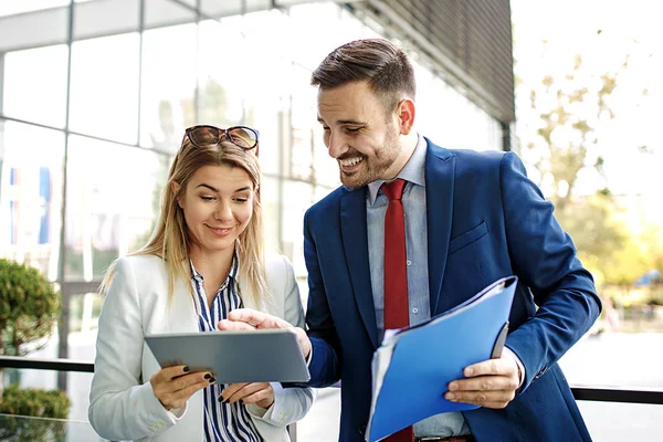Genç iş adamları şirket bina ve yeni proje hakkında tartışmaya önünde rahatlatıcı.