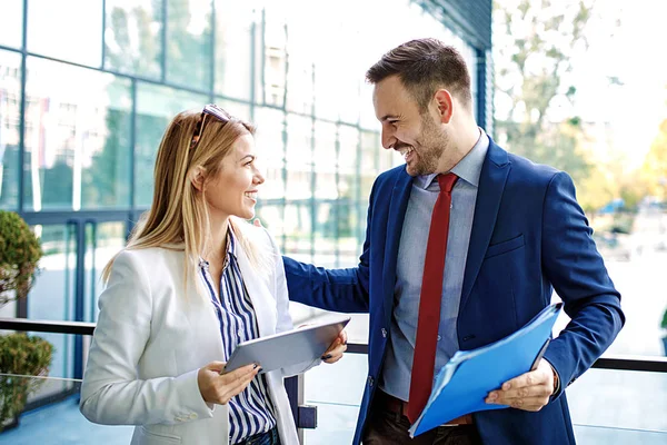 Genç iş adamları şirket bina ve yeni proje hakkında tartışmaya önünde rahatlatıcı.