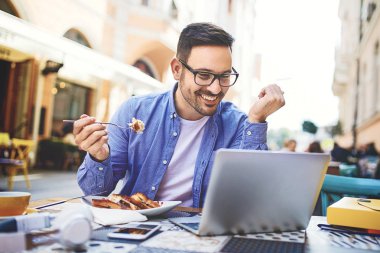 Kahvaltı ve onun işi Cafe iş adamı.