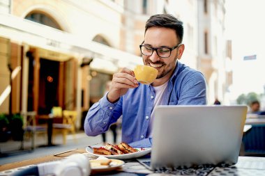 Kahvaltı ve onun işi Cafe iş adamı.
