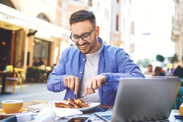 Empresario Desayunando Haciendo Trabajo Cafetería — Foto de Stock