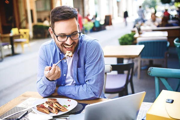 Kahvaltı ve onun işi Cafe iş adamı.