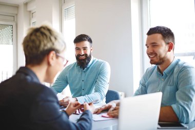Yaratıcı iş takım projesi üzerinde çalışır. Yaratıcı yönetmen işçilere grafik gösterilen.