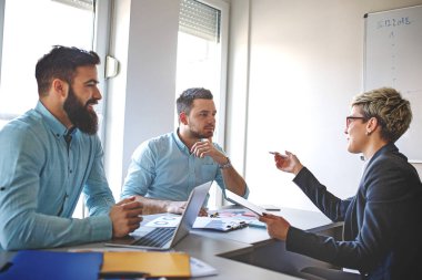 Yaratıcı iş takım projesi üzerinde çalışır. Yaratıcı yönetmen işçilere grafik gösterilen.