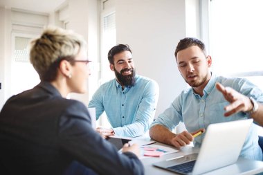 Yaratıcı iş takım projesi üzerinde çalışır. Yaratıcı yönetmen işçilere grafik gösterilen.