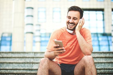 Adam müzik dinleme ve koşu sonra rahatlatıcı.