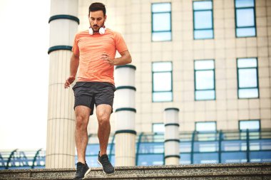 Genç sporcu adam şehirde koşu.