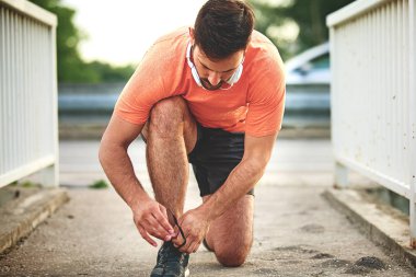 Yakışıklı delikanlı köprüde egzersiz için hazır.