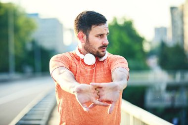 Yakışıklı delikanlı köprüde egzersizdir.