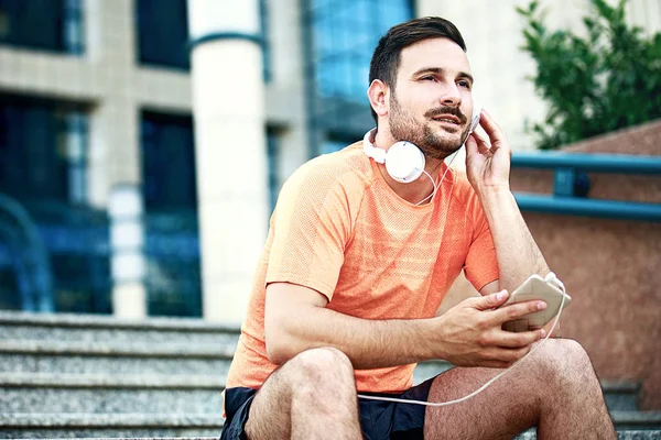 Άνθρωπος Είναι Ακούγοντας Μουσική Και Χαλάρωση Μετά Από Τρέξιμο — Φωτογραφία Αρχείου