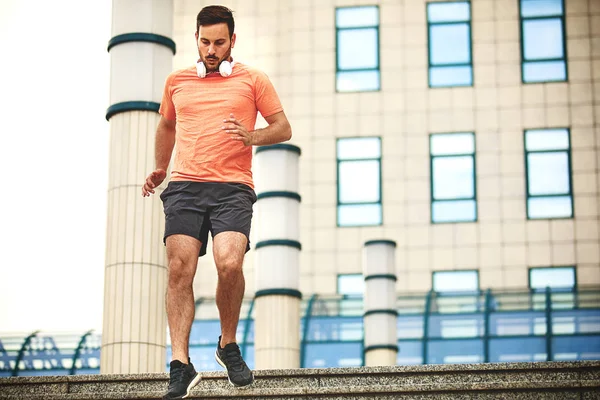 Genç sporcu adam şehirde koşu.