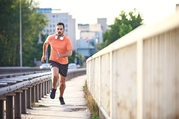 Jeune Athlète Homme Fait Jogging Sur Pont — Photo