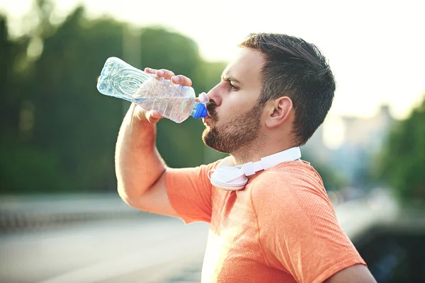 Genç yakışıklı adam eğitim ve içme suyu sonra rahatlatıcı.