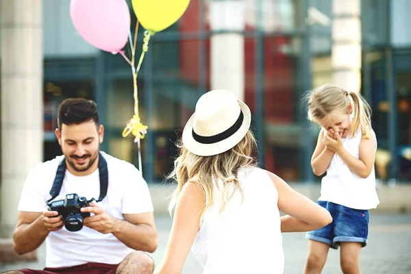 Família Jovem Feliz Está Gostando Viajar — Fotografia de Stock