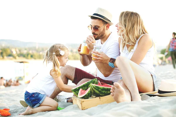 Gelukkige Familie Genieten Van Strand Het Eten Van Watermeloen — Stockfoto